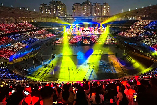 bwin必赢300㎡透明屏和190000根荧光棒“点燃”周杰伦呼和浩特演唱会！